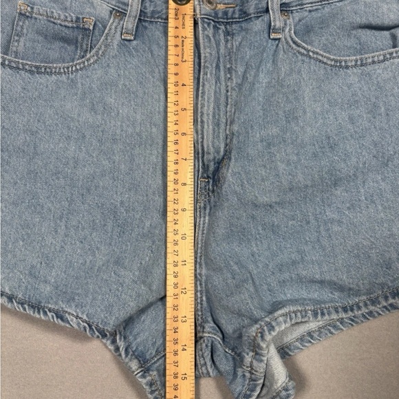 Levi’s Womens High Waisted Mom Shorts Light Wash Denim Blue Size 31 (30x3) - Picture 3 of 8